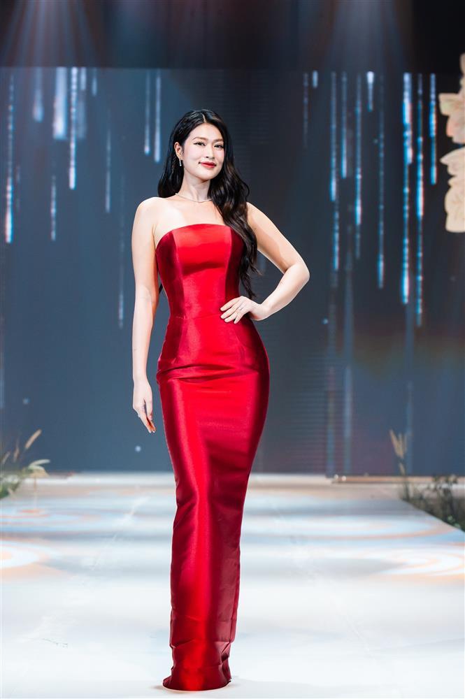 Minh Tú mặc váy cưới cúp ngực, xuyên thấu bên gần 10 hoa hậu-8