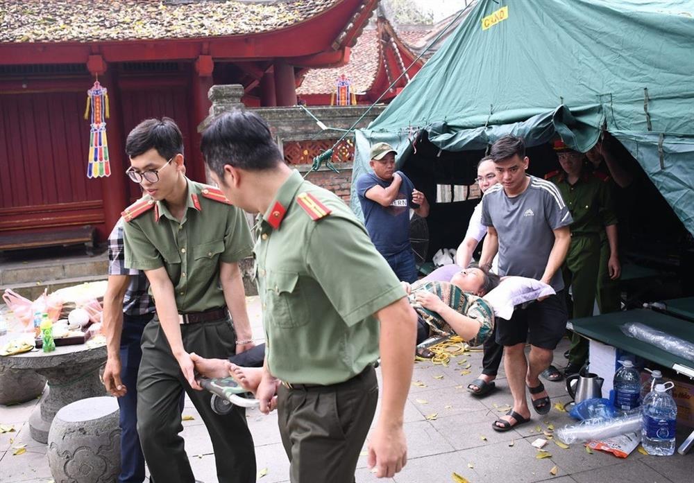 Nhiều người bị ngất khi đi lễ Đền Hùng-2