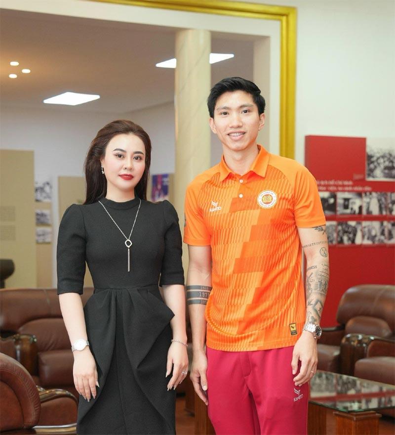 Hoa hậu Phan Kim Oanh có duyên với các sự kiện bóng đá công an-2
