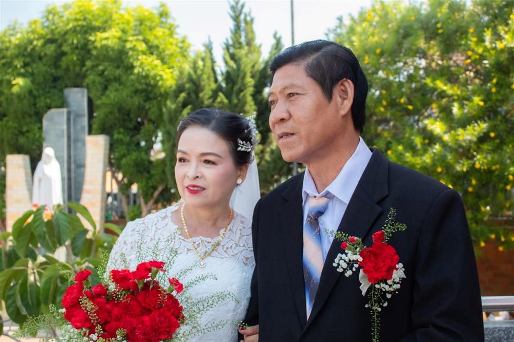 Cô dâu U60 tái hôn sau hơn 20 năm lẻ bóng, hàng xóm tài trợ áo cưới, loa đài-1