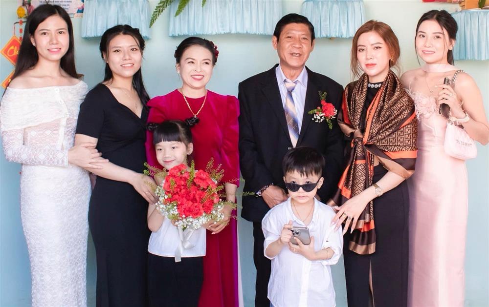 Cô dâu U60 tái hôn sau hơn 20 năm lẻ bóng, hàng xóm tài trợ áo cưới, loa đài-2