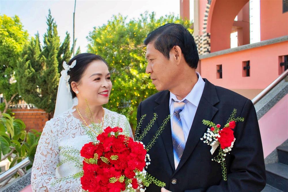 Cô dâu U60 tái hôn sau hơn 20 năm lẻ bóng, hàng xóm tài trợ áo cưới, loa đài-3