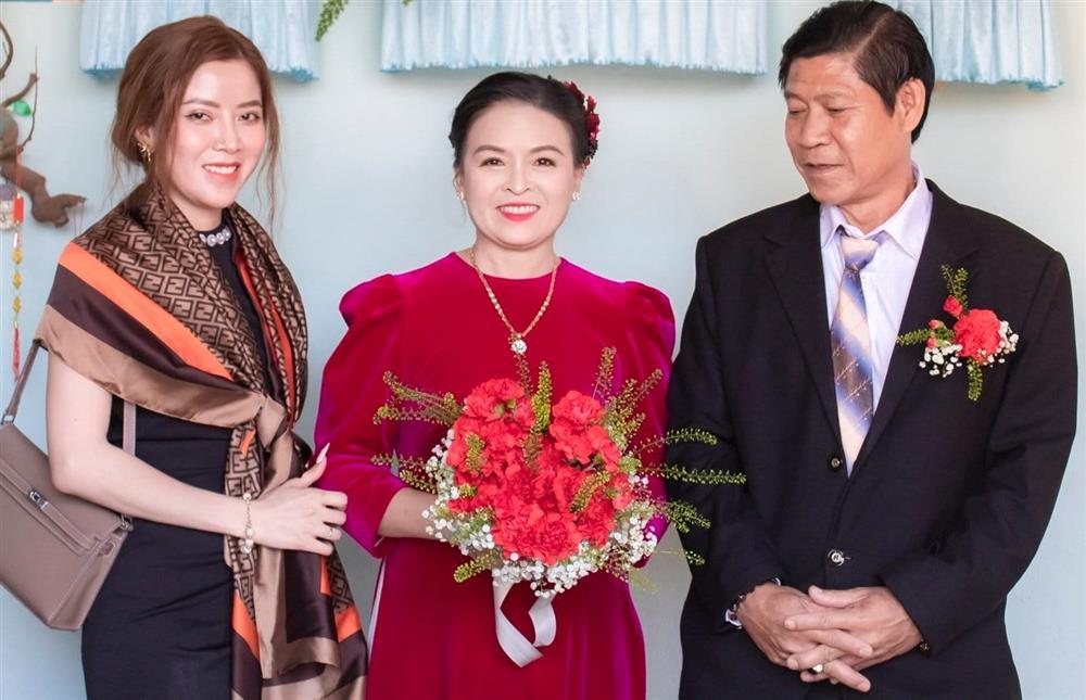 Cô dâu U60 tái hôn sau hơn 20 năm lẻ bóng, hàng xóm tài trợ áo cưới, loa đài-5