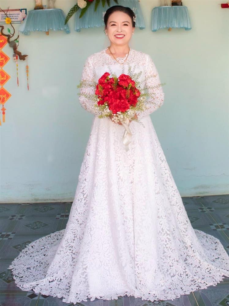 Cô dâu U60 tái hôn sau hơn 20 năm lẻ bóng, hàng xóm tài trợ áo cưới, loa đài-6
