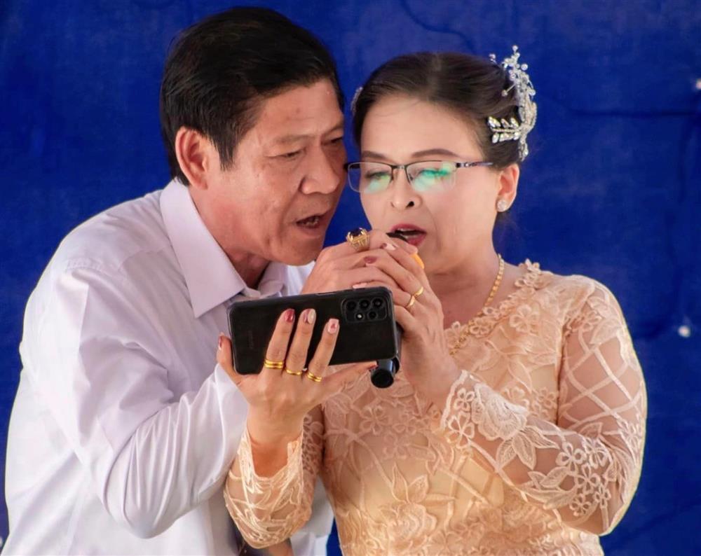 Cô dâu U60 tái hôn sau hơn 20 năm lẻ bóng, hàng xóm tài trợ áo cưới, loa đài-7