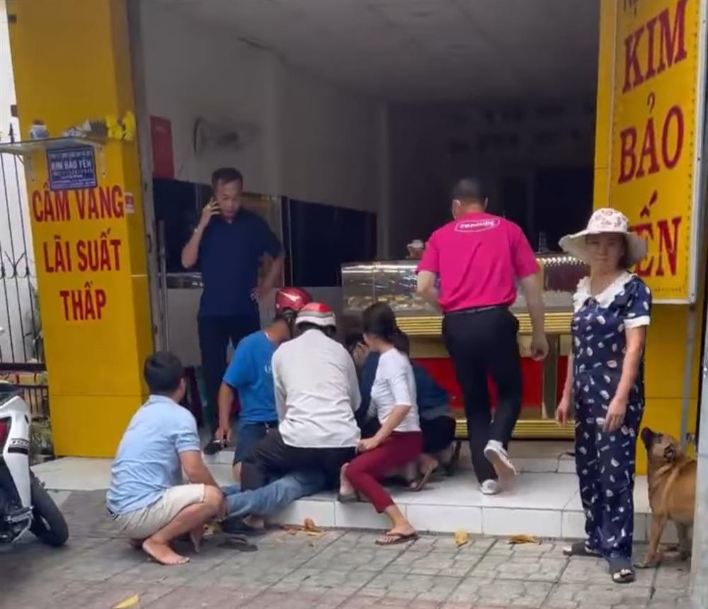 Bắt đối tượng giả vờ mua vàng rồi cướp ở Long An-2