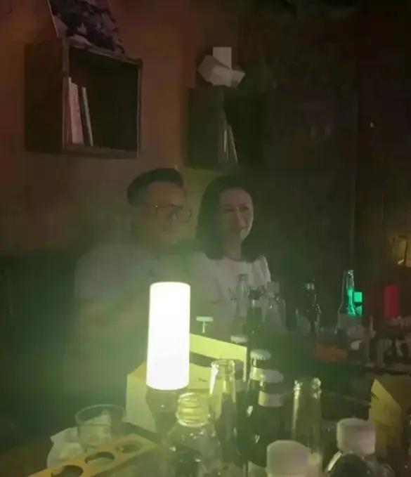 Đệ nhất mỹ nhân Quan Chi Lâm bị bắt gặp nhún nhảy trong bar với người đàn ông trẻ tuổi-1