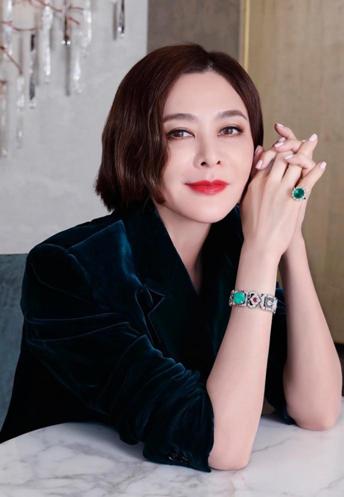 Đệ nhất mỹ nhân Quan Chi Lâm bị bắt gặp nhún nhảy trong bar với người đàn ông trẻ tuổi-2