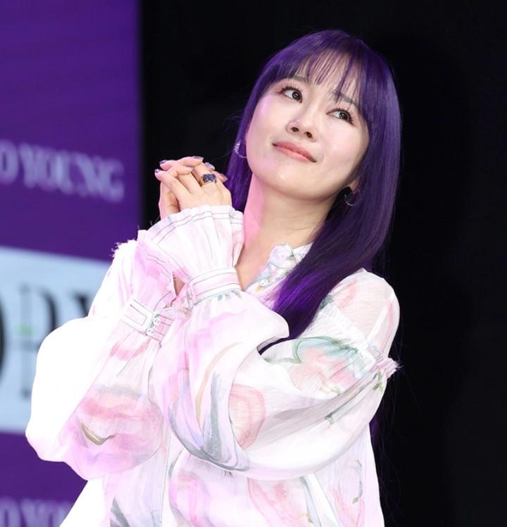 Từng có thu nhập nhiều hơn tiền của một ngân hàng, nữ ca sĩ trắng tay ở tuổi 30-1