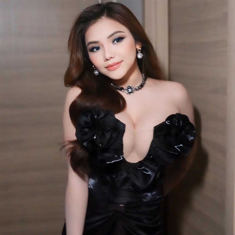 Hoa hậu Quỳnh Hoa chân dài miên man, Ninh Dương Lan Ngọc táo bạo với đầm cắt xẻ-1