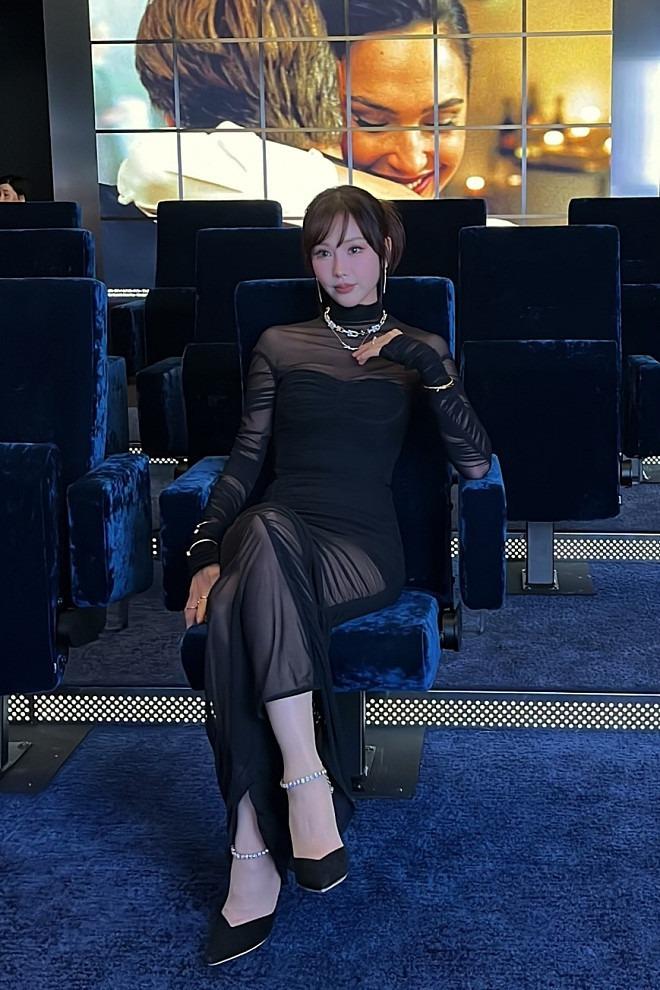 Hoa hậu Quỳnh Hoa chân dài miên man, Ninh Dương Lan Ngọc táo bạo với đầm cắt xẻ-11