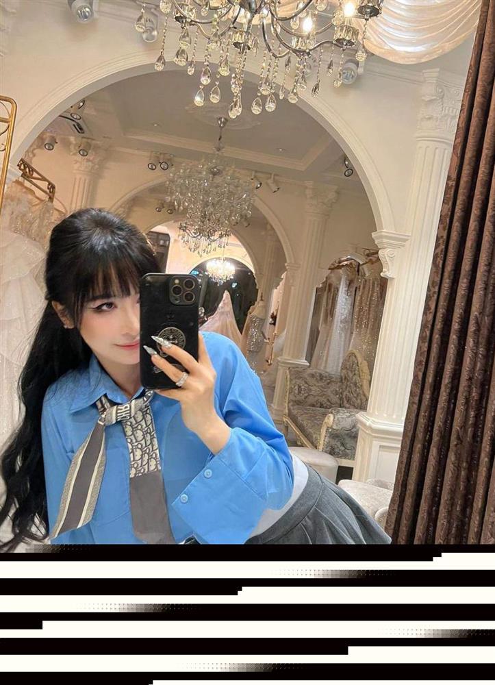 Bà xã Minh Nhựa trẻ như nữ sinh, nhiều lần mặc đồ khoe đường cong mãn nhãn-1