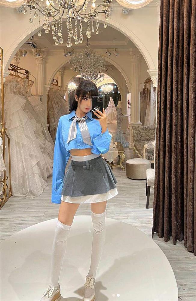 Bà xã Minh Nhựa trẻ như nữ sinh, nhiều lần mặc đồ khoe đường cong mãn nhãn-2