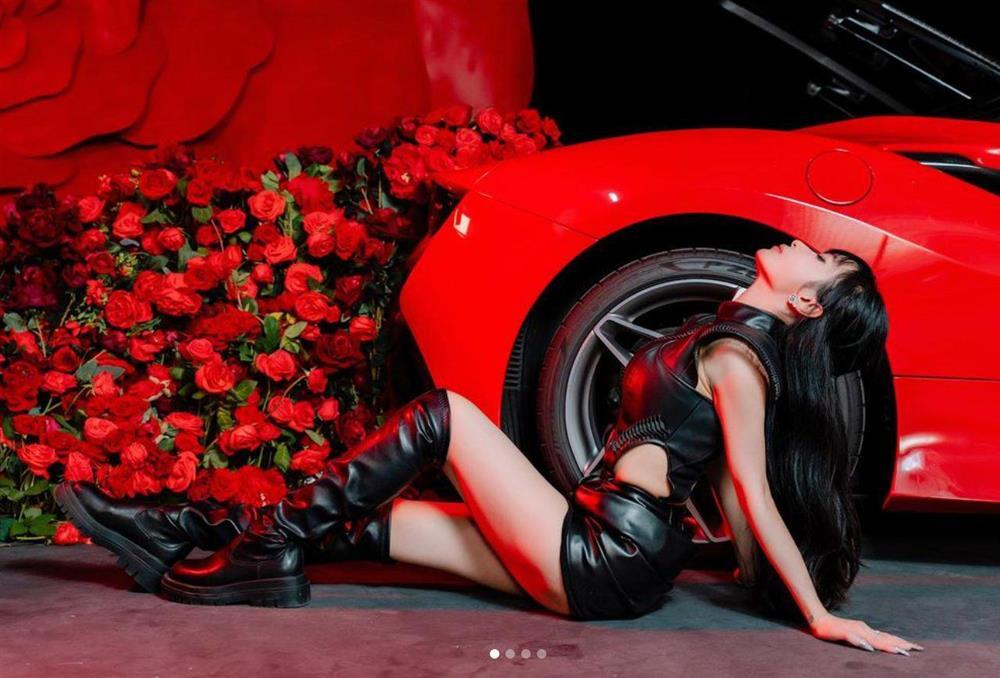 Bà xã Minh Nhựa trẻ như nữ sinh, nhiều lần mặc đồ khoe đường cong mãn nhãn-4