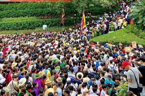 Đông đảo người dân đến dâng hương tưởng niệm các Vua Hùng-10