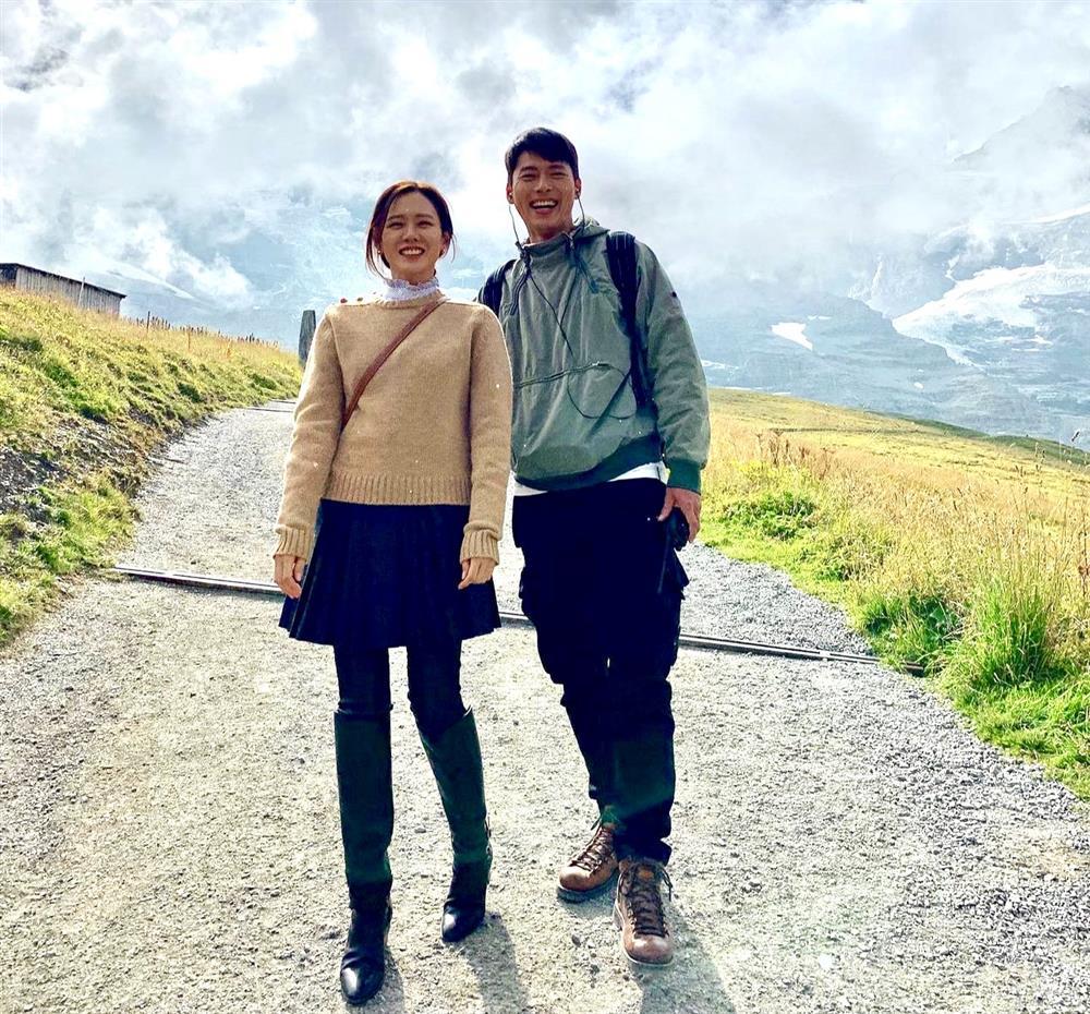 Hyun Bin tóc dài, già hẳn mà Son Ye Jin vẫn yêu đắm say thầm lặng làm hậu phương-3