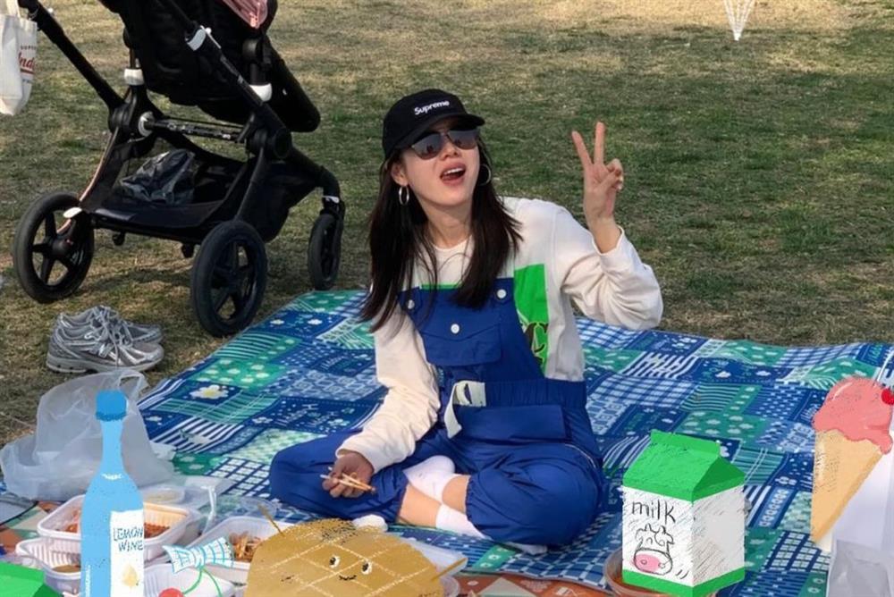 Hyun Bin tóc dài, già hẳn mà Son Ye Jin vẫn yêu đắm say thầm lặng làm hậu phương-5