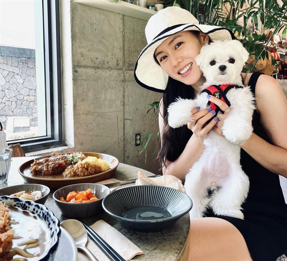 Hyun Bin tóc dài, già hẳn mà Son Ye Jin vẫn yêu đắm say thầm lặng làm hậu phương-6