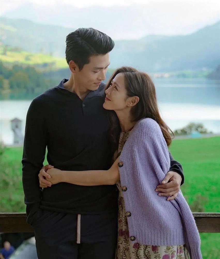 Hyun Bin tóc dài, già hẳn mà Son Ye Jin vẫn yêu đắm say thầm lặng làm hậu phương-9