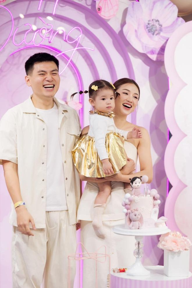 Thiếu gia tập đoàn may mặc gây sốc vì chưa rửa cá đã đem chiên, phản ứng của Pam khi ăn khiến Salim hét lên-1