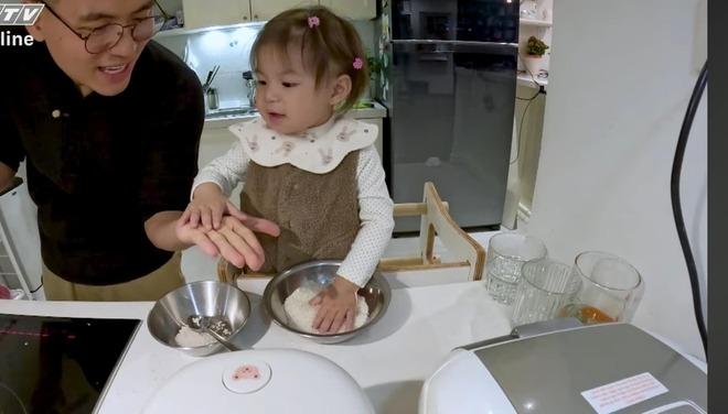 Thiếu gia tập đoàn may mặc gây sốc vì chưa rửa cá đã đem chiên, phản ứng của Pam khi ăn khiến Salim hét lên-2