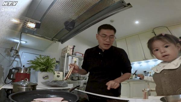 Thiếu gia tập đoàn may mặc gây sốc vì chưa rửa cá đã đem chiên, phản ứng của Pam khi ăn khiến Salim hét lên-3