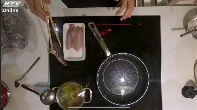 Thiếu gia tập đoàn may mặc gây sốc vì chưa rửa cá đã đem chiên, phản ứng của Pam khi ăn khiến Salim hét lên-4