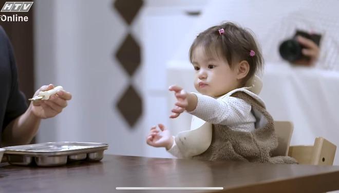 Thiếu gia tập đoàn may mặc gây sốc vì chưa rửa cá đã đem chiên, phản ứng của Pam khi ăn khiến Salim hét lên-5