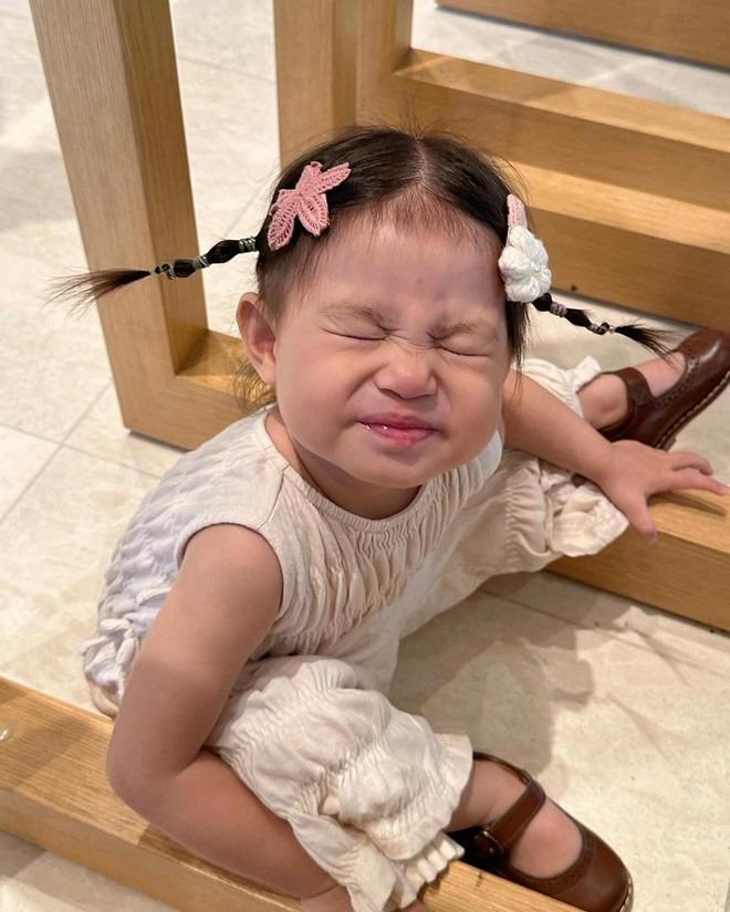 Thiếu gia tập đoàn may mặc gây sốc vì chưa rửa cá đã đem chiên, phản ứng của Pam khi ăn khiến Salim hét lên-7