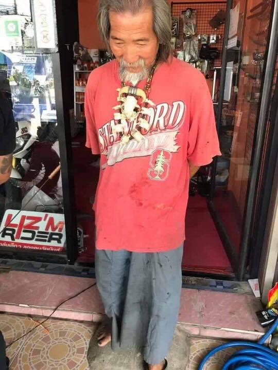 Thấy ông cụ ăn mặc giản dị bước vào, nhân viên không thèm tiếp, lúc sau tiếc thì cũng đã muộn-1