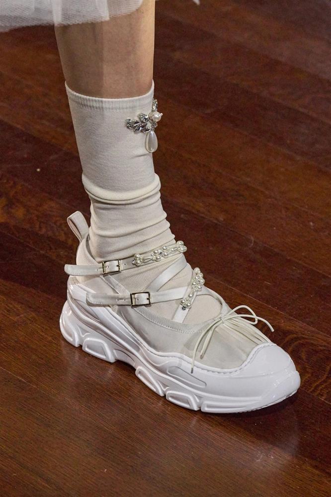 Kiểu giày tạo sự mới lạ cho gu ăn mặc của các cô gái-1