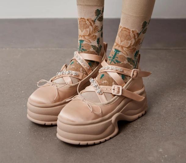 Kiểu giày tạo sự mới lạ cho gu ăn mặc của các cô gái-3