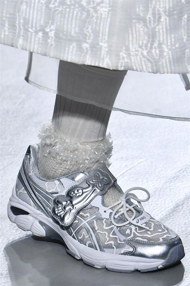 Kiểu giày tạo sự mới lạ cho gu ăn mặc của các cô gái-7