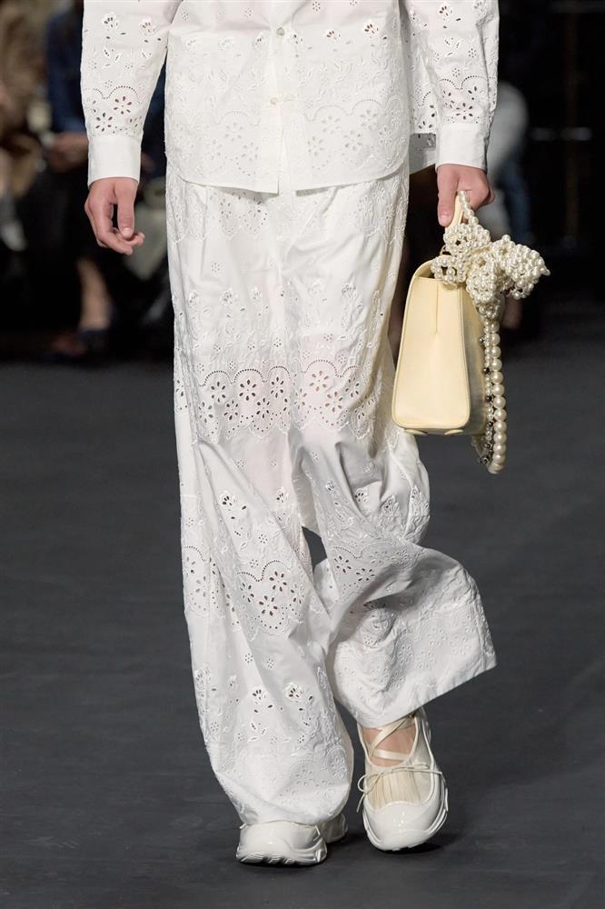 Kiểu giày tạo sự mới lạ cho gu ăn mặc của các cô gái-8