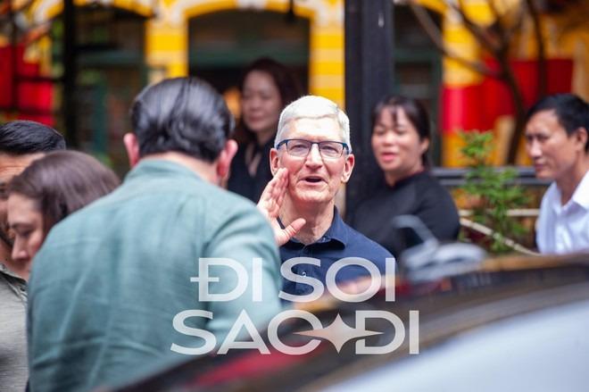 Những hình ảnh đầu tiên CEO Apple Tim Cook tại Việt Nam - rời khách sạn 5 sao, đi cafe phố cổ-1