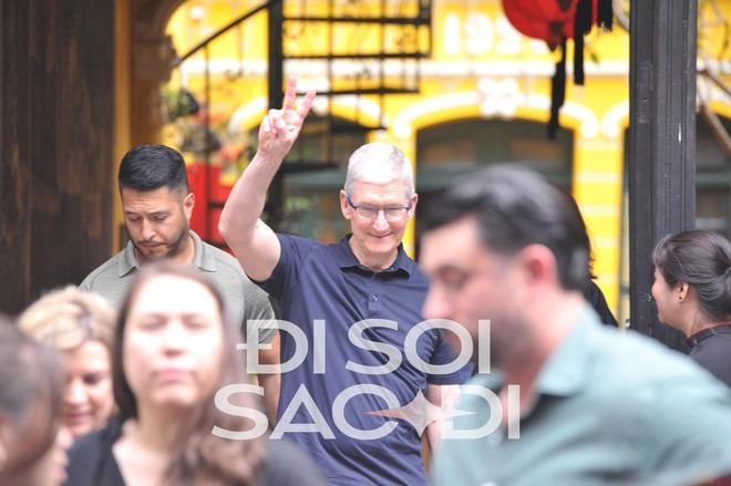 Những hình ảnh đầu tiên CEO Apple Tim Cook tại Việt Nam - rời khách sạn 5 sao, đi cafe phố cổ-2