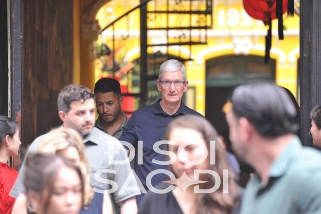 Những hình ảnh đầu tiên CEO Apple Tim Cook tại Việt Nam - rời khách sạn 5 sao, đi cafe phố cổ-3