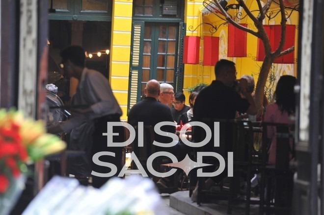 Những hình ảnh đầu tiên CEO Apple Tim Cook tại Việt Nam - rời khách sạn 5 sao, đi cafe phố cổ-4