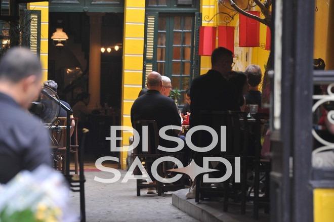 Những hình ảnh đầu tiên CEO Apple Tim Cook tại Việt Nam - rời khách sạn 5 sao, đi cafe phố cổ-5