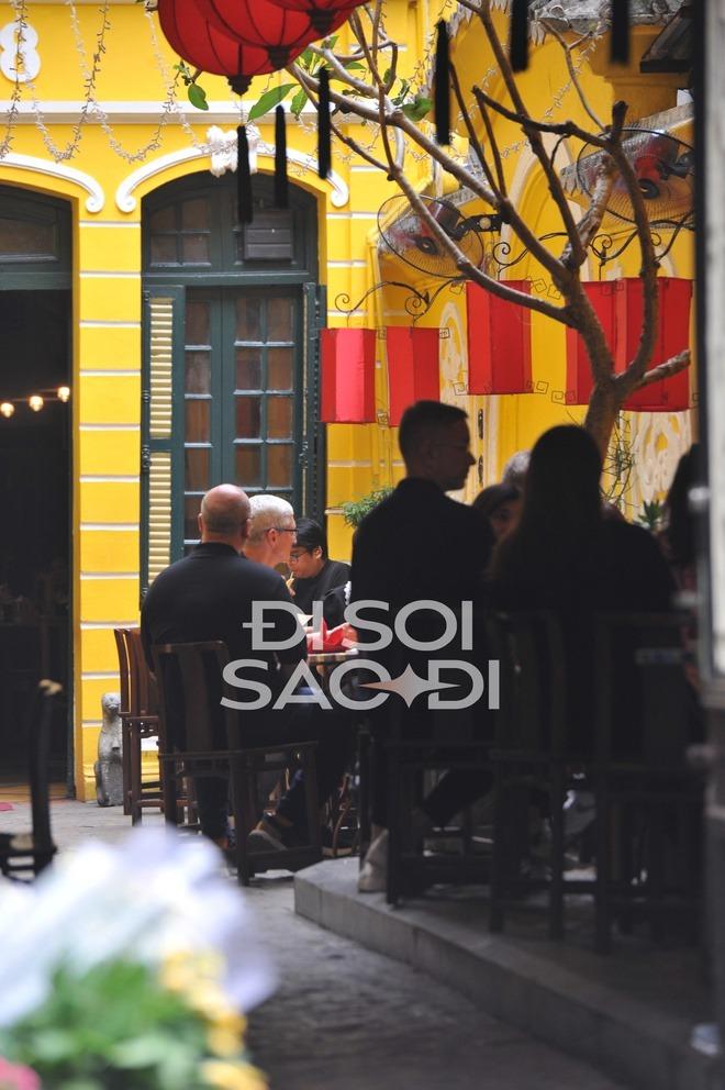 Những hình ảnh đầu tiên CEO Apple Tim Cook tại Việt Nam - rời khách sạn 5 sao, đi cafe phố cổ-6