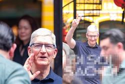 Những hình ảnh đầu tiên CEO Apple Tim Cook tại Việt Nam - rời khách sạn 5 sao, đi cafe phố cổ