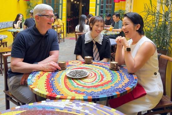 Tim Cook cười điệu bên hai mẹ con ca sĩ Mỹ Linh - Mỹ Anh, khen nức nở đặc sản cà phê trứng!