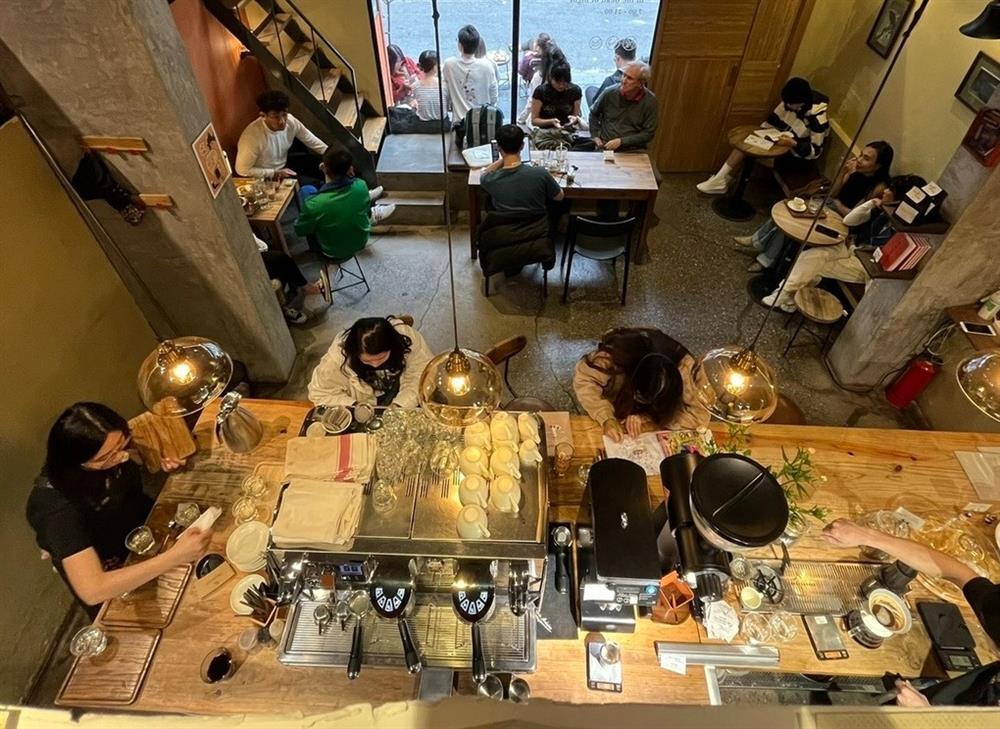 Chủ quán cà phê khóc ròng: Khách ngồi cả ngày chỉ gọi ly 30.000 đồng-1