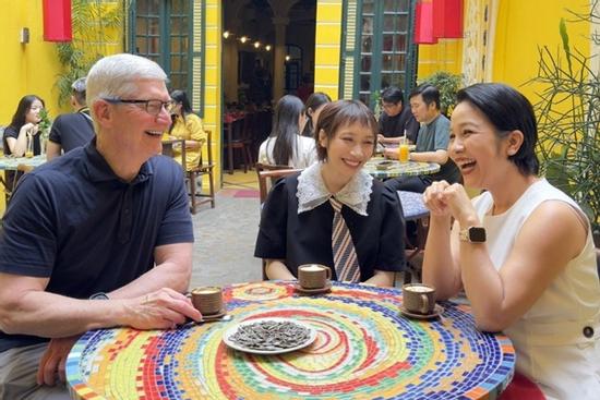 Tim Cook đến phố cổ Hà Nội: 'Tôi rất mê món cà phê trứng'