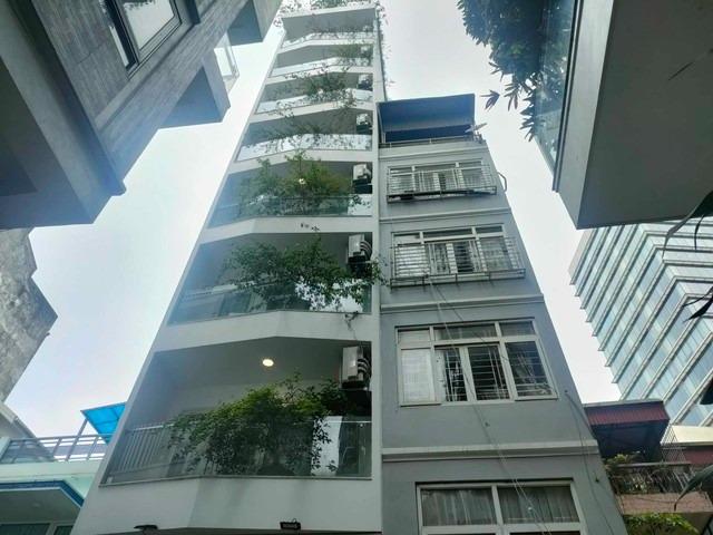 Sập mái kính nhà cao tầng khiến 4 người thương vong ở Hoàn Kiếm, Hà Nội-1