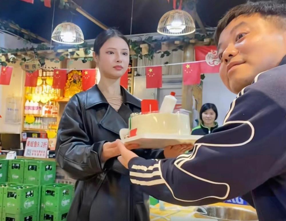 Chủ nhà hàng bị khách nhầm là robot nhờ cách phục vụ độc lạ-1