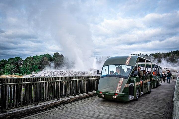 Lạ kỳ vùng đất quanh năm có mùi trứng thối vẫn khiến du khách mê mẩn-4
