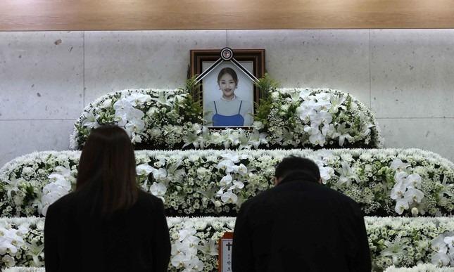 Tang lễ nữ ca sĩ qua đời ở tuổi 30-1