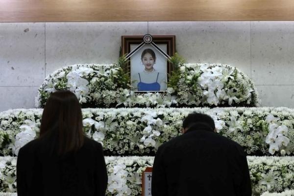 Lễ tang đẫm nước mắt của ca sĩ qua đời ở tuổi 30-23