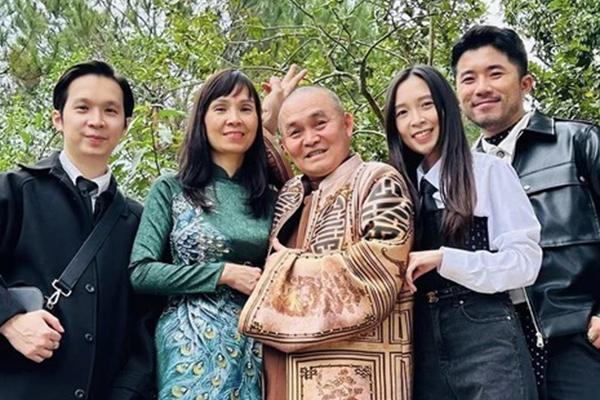 ‘Vua hài đất Bắc’ Xuân Hinh khoe ảnh người vợ ‘lắm tiền’, nhan sắc bà xã nhận ‘mưa’ lời khen-10